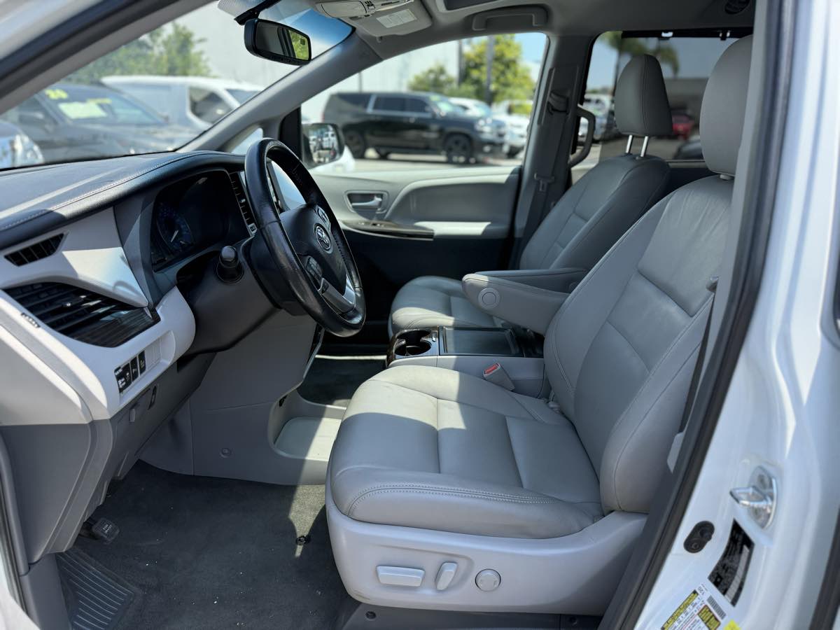 2017 Toyota Sienna XLE Premium - Photo 26