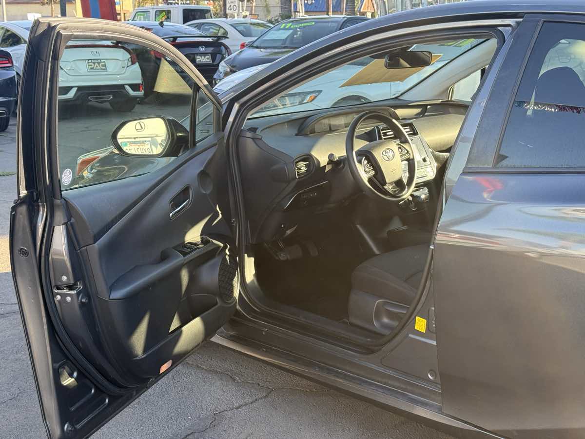 Toyota Prius photo 9