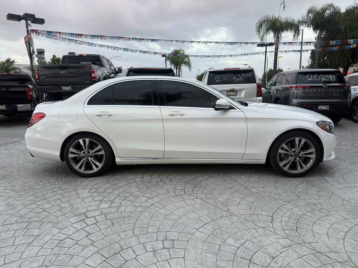Photo 4 of this Mercedes-Benz C 300