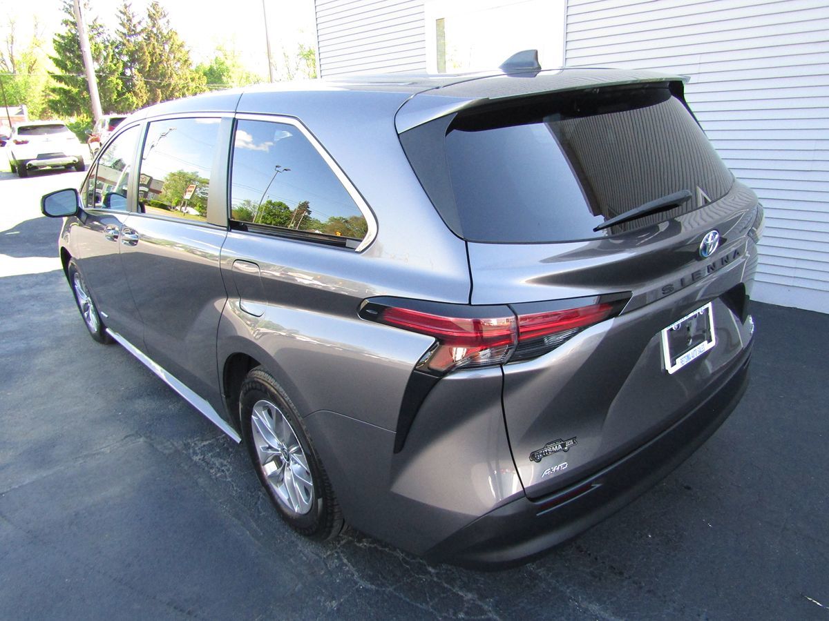 2021 Toyota Sienna LE 3