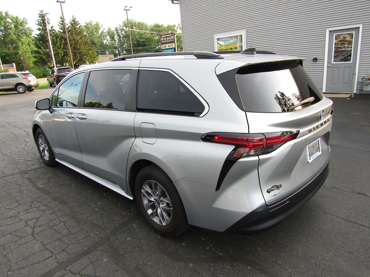 2021 Toyota Sienna LE 3