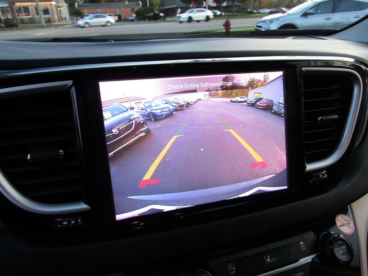 2022 Chrysler Pacifica Touring L 16