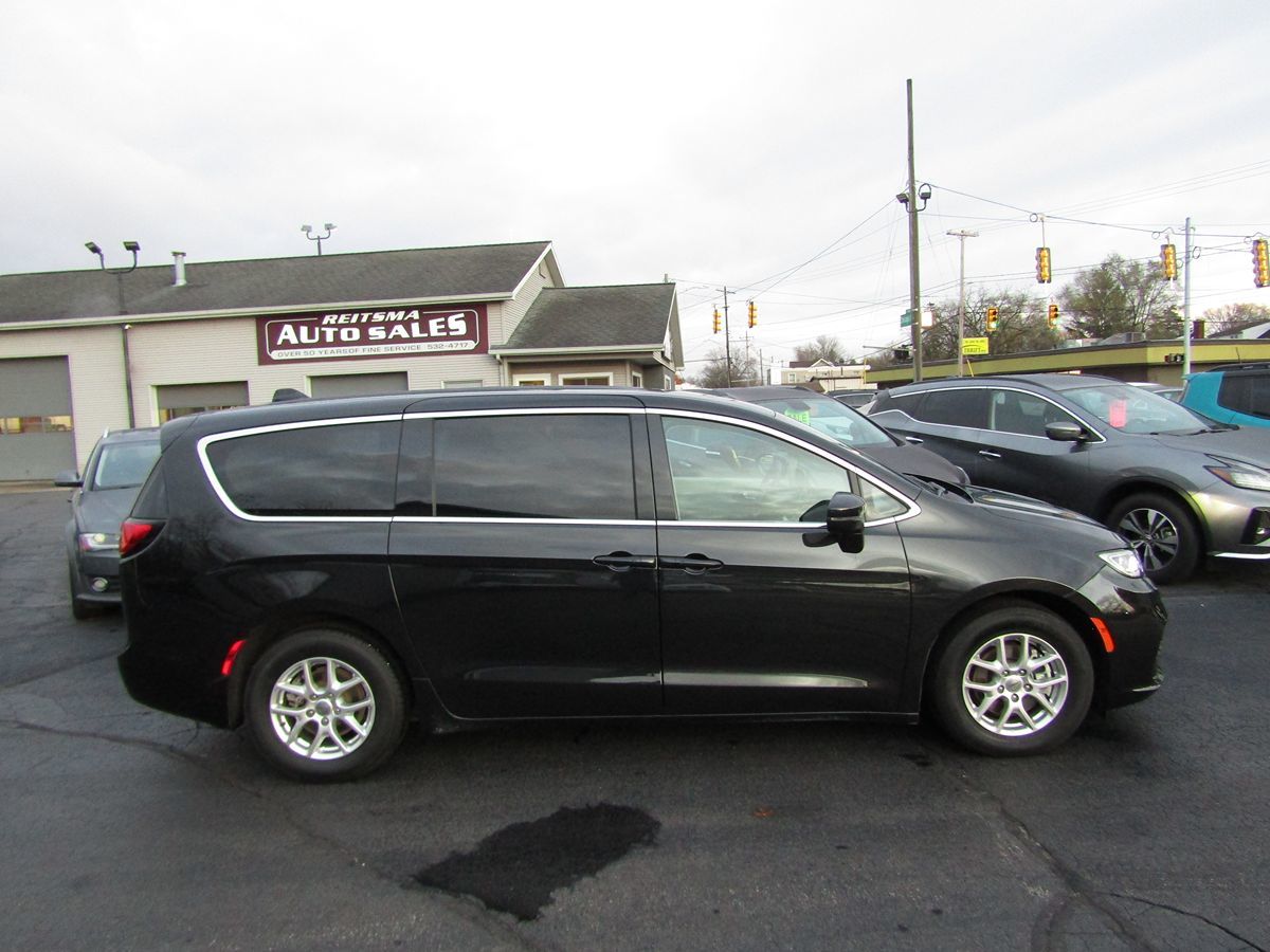 2023 Chrysler Pacifica Touring L 2