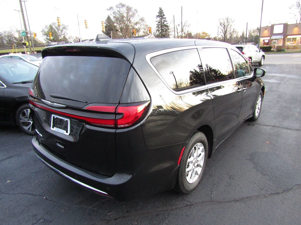 2023 Chrysler Pacifica Touring L 3