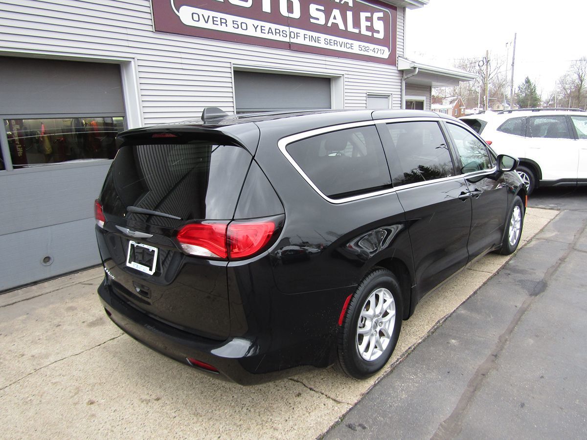 2022 Chrysler Voyager LX 3