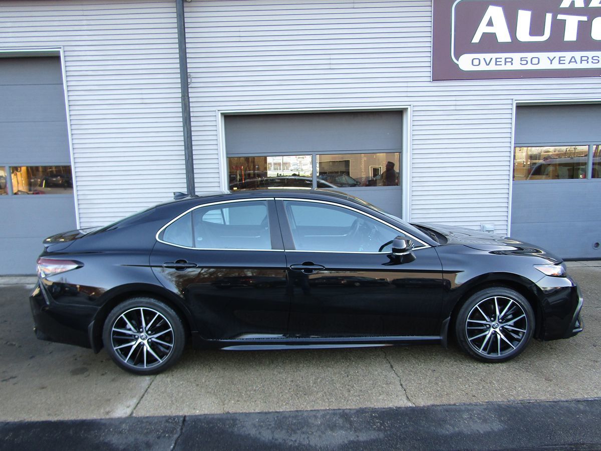 2023 Toyota Camry SE 2