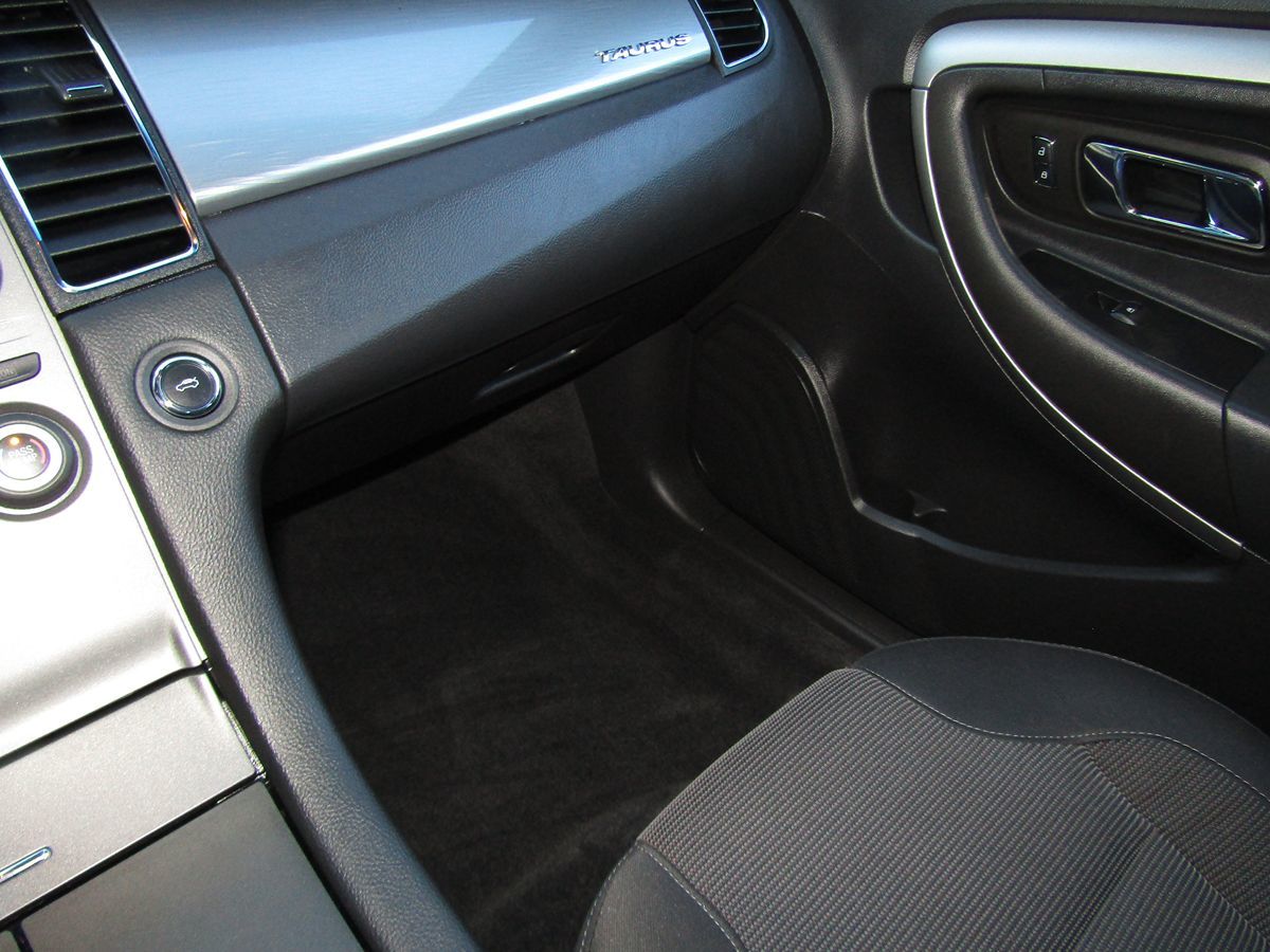 2017 Ford Taurus SEL - Photo 28