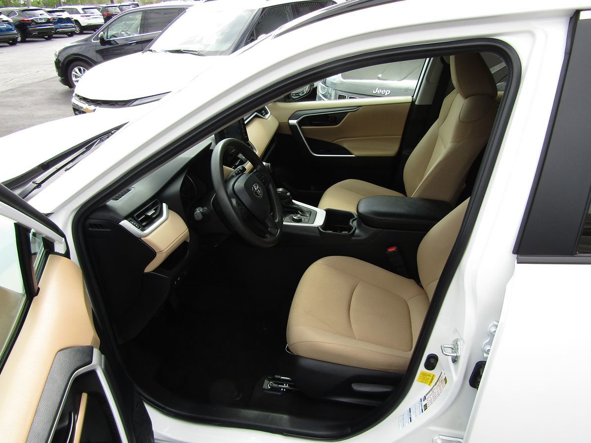 2022 Toyota RAV4 Hybrid LE photo 4