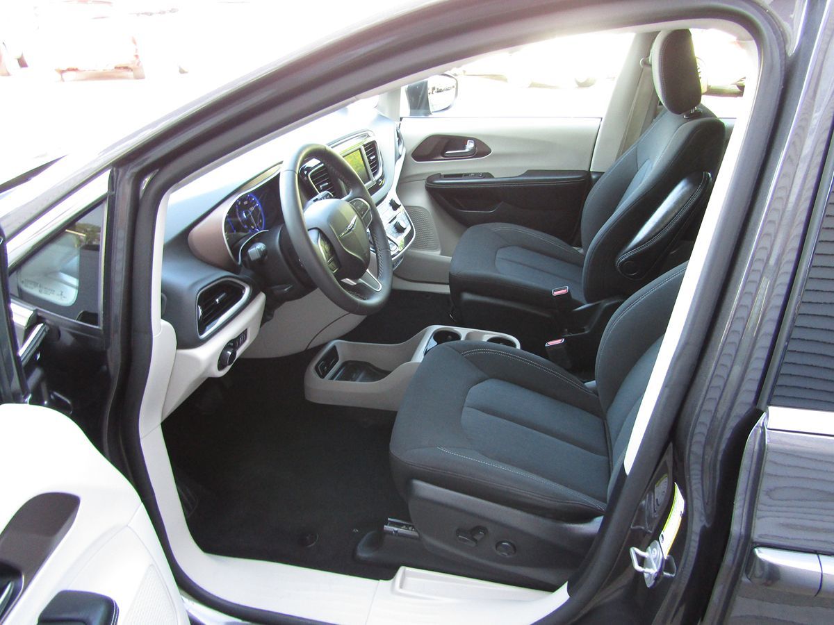 2023 Chrysler Voyager LX photo 4