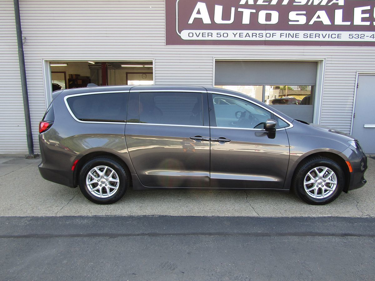 2023 Chrysler Voyager LX photo 2