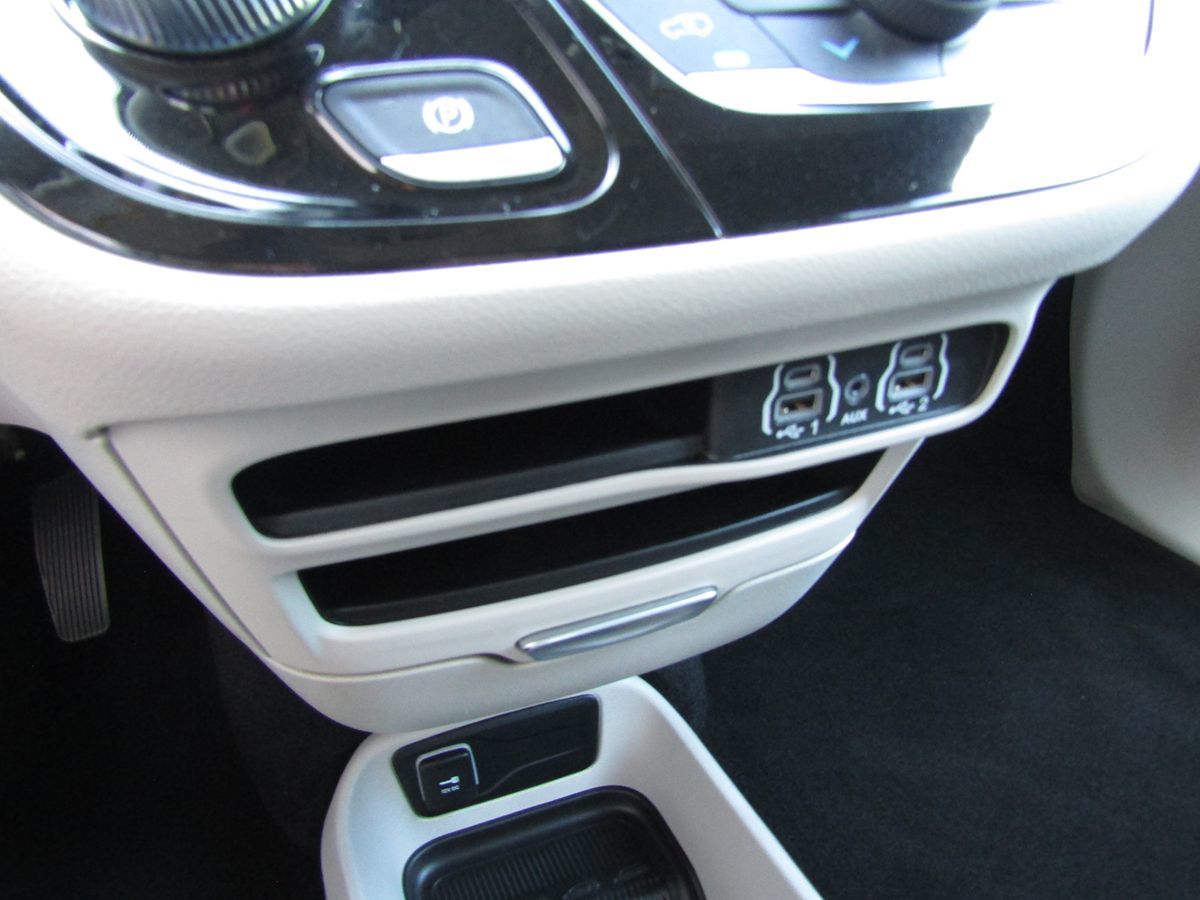 2023 Chrysler Voyager LX photo 16