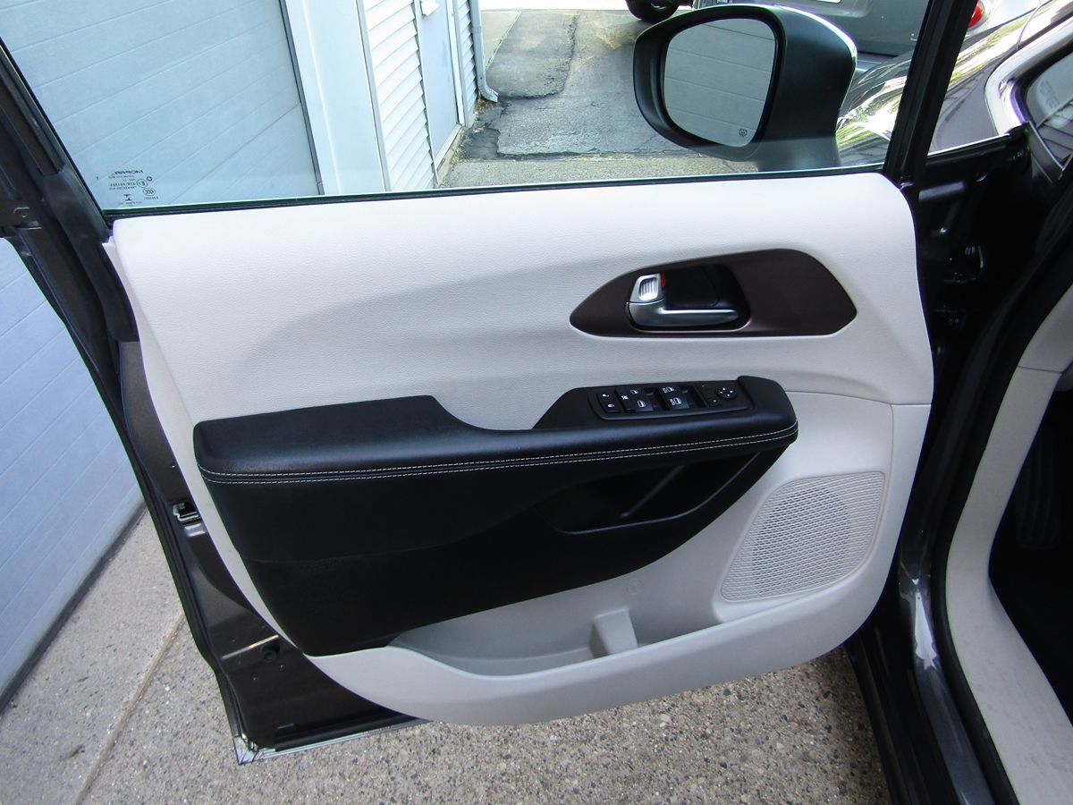 2023 Chrysler Voyager LX photo 23