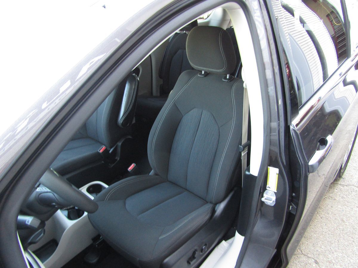 2023 Chrysler Voyager LX photo 25