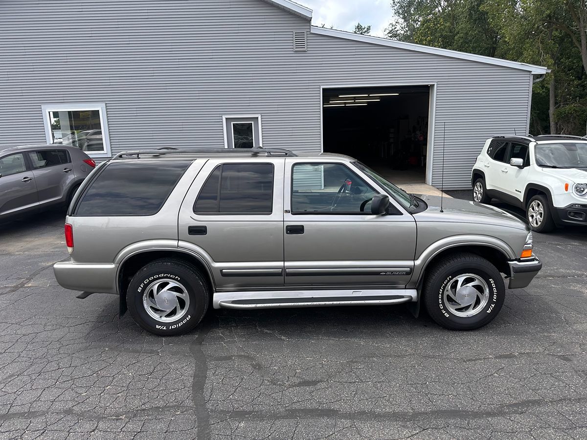2000 Chevrolet Blazer photo 2
