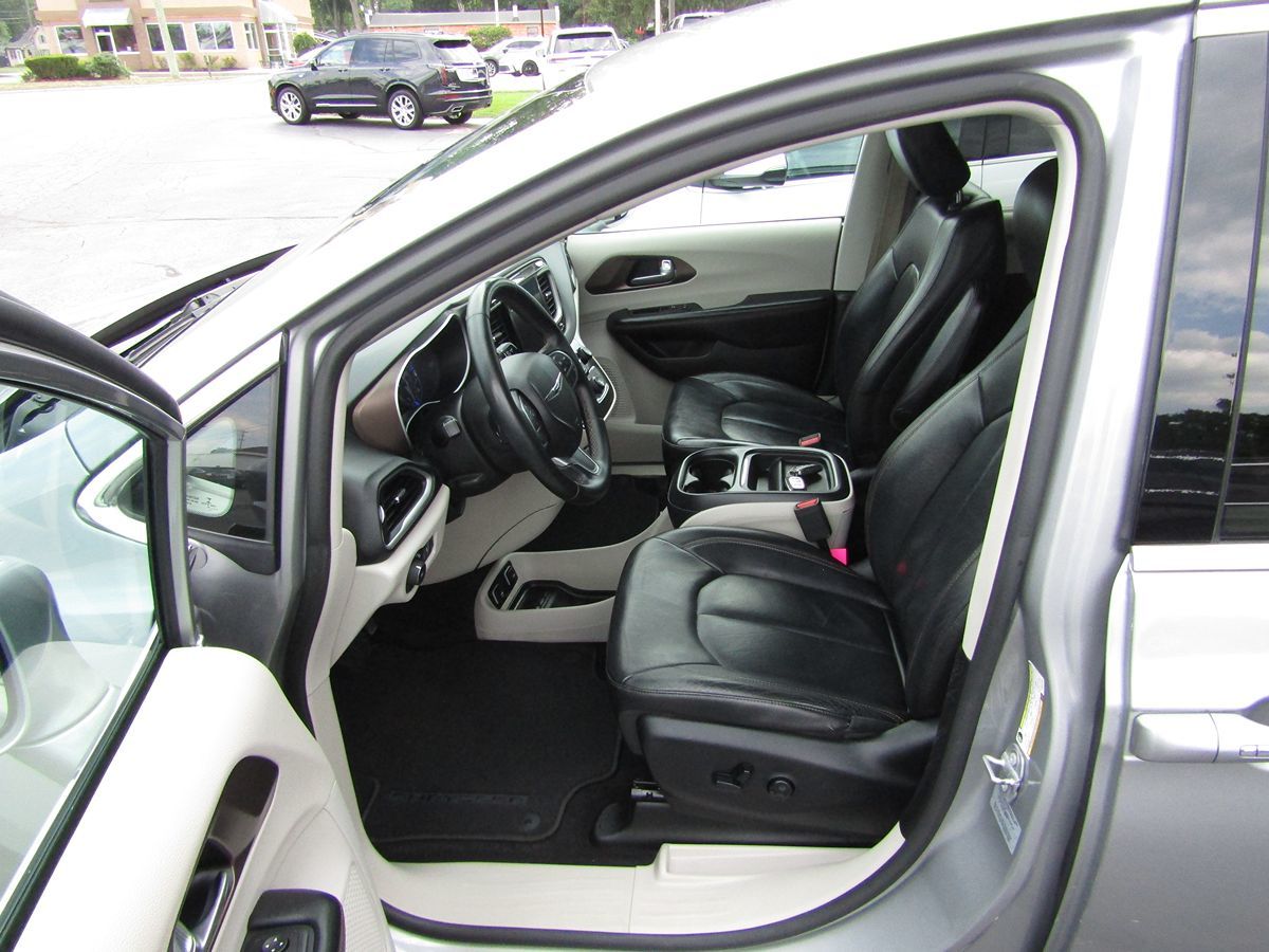2017 Chrysler Pacifica Touring L photo 4