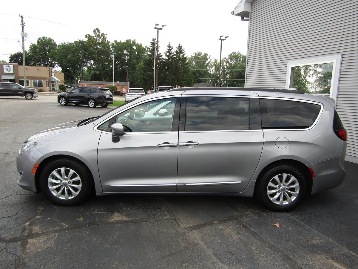 2017 Chrysler Pacifica Touring L photo 2