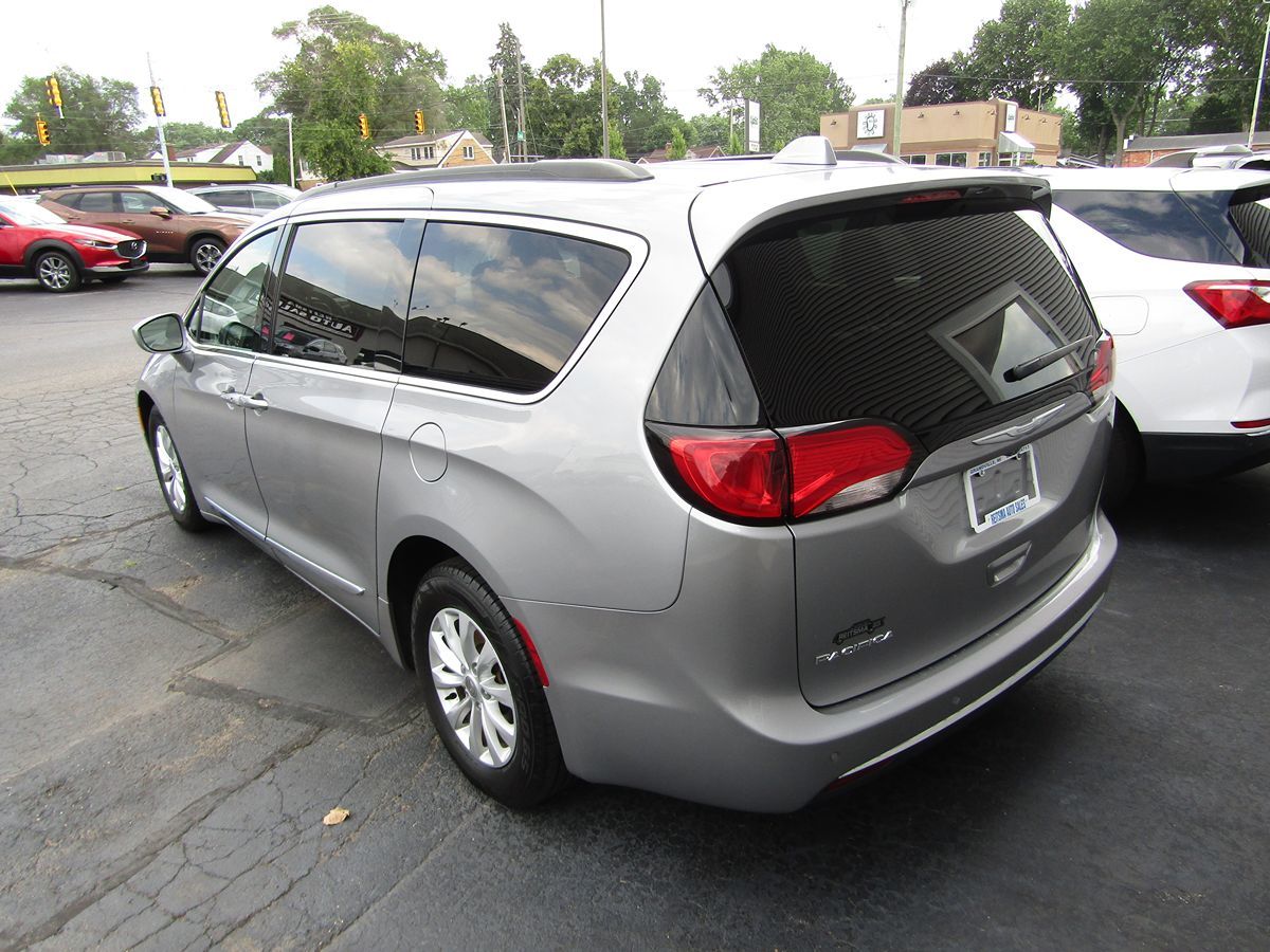2017 Chrysler Pacifica Touring L photo 3