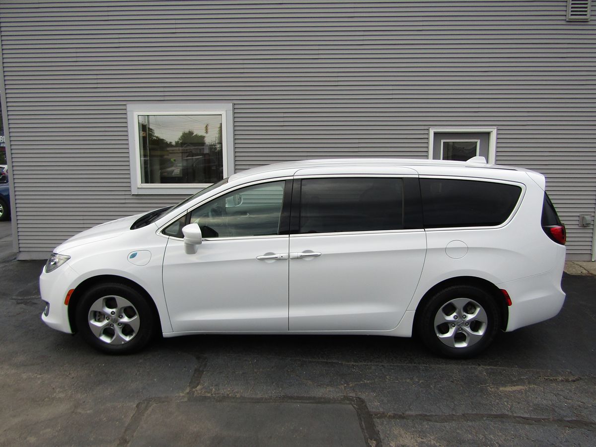 2017 Chrysler Pacifica Hybrid Touring Plus photo 2