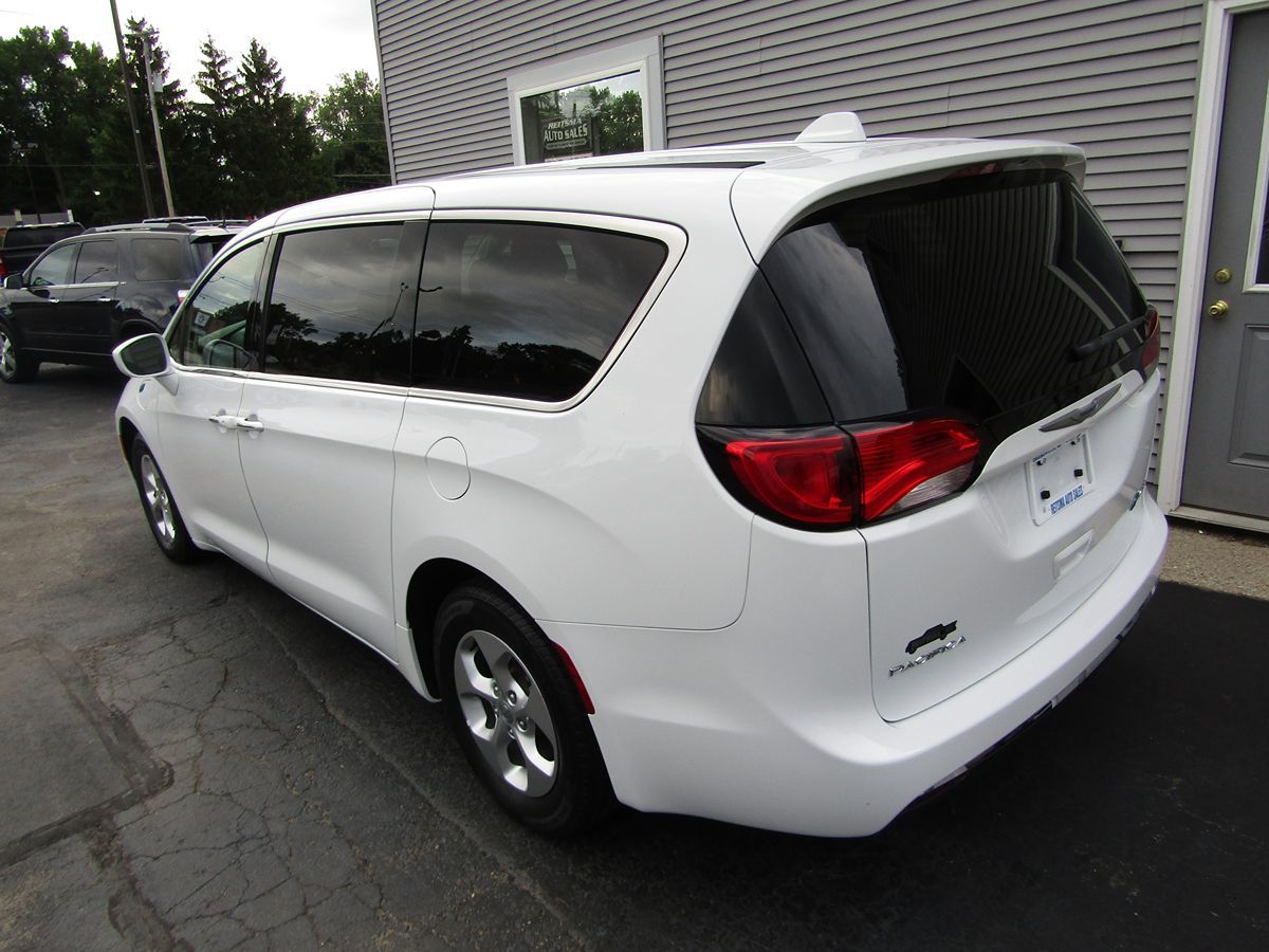 2017 Chrysler Pacifica Hybrid Touring Plus photo 3