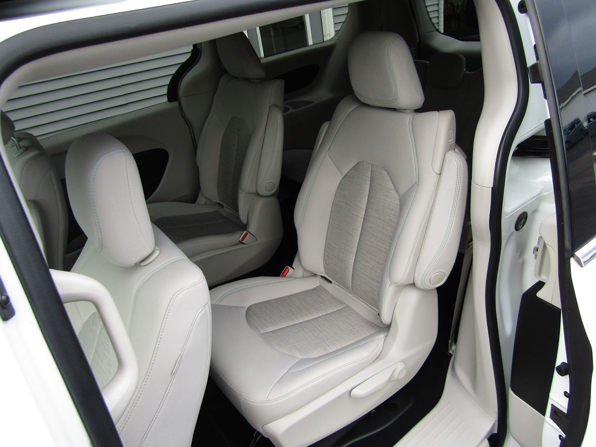 2017 Chrysler Pacifica Hybrid Touring Plus photo 5