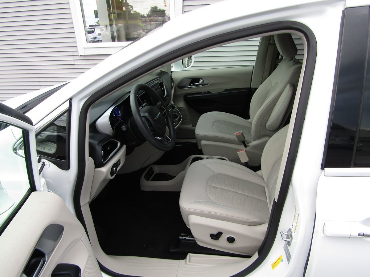 2017 Chrysler Pacifica Hybrid Touring Plus photo 4