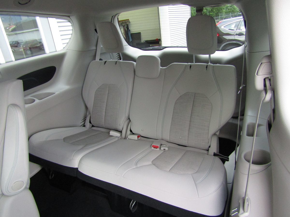 2017 Chrysler Pacifica Hybrid Touring Plus photo 6