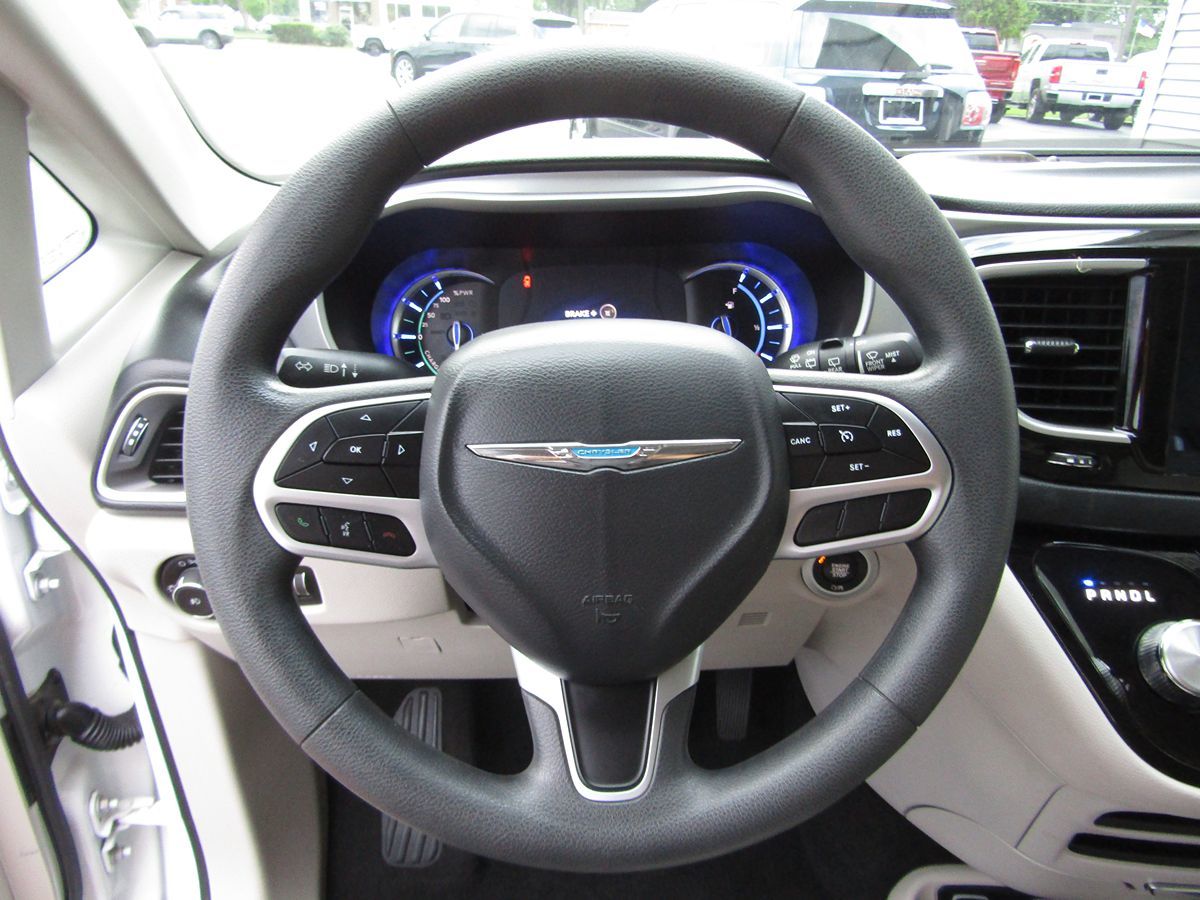 2017 Chrysler Pacifica Hybrid Touring Plus photo 7
