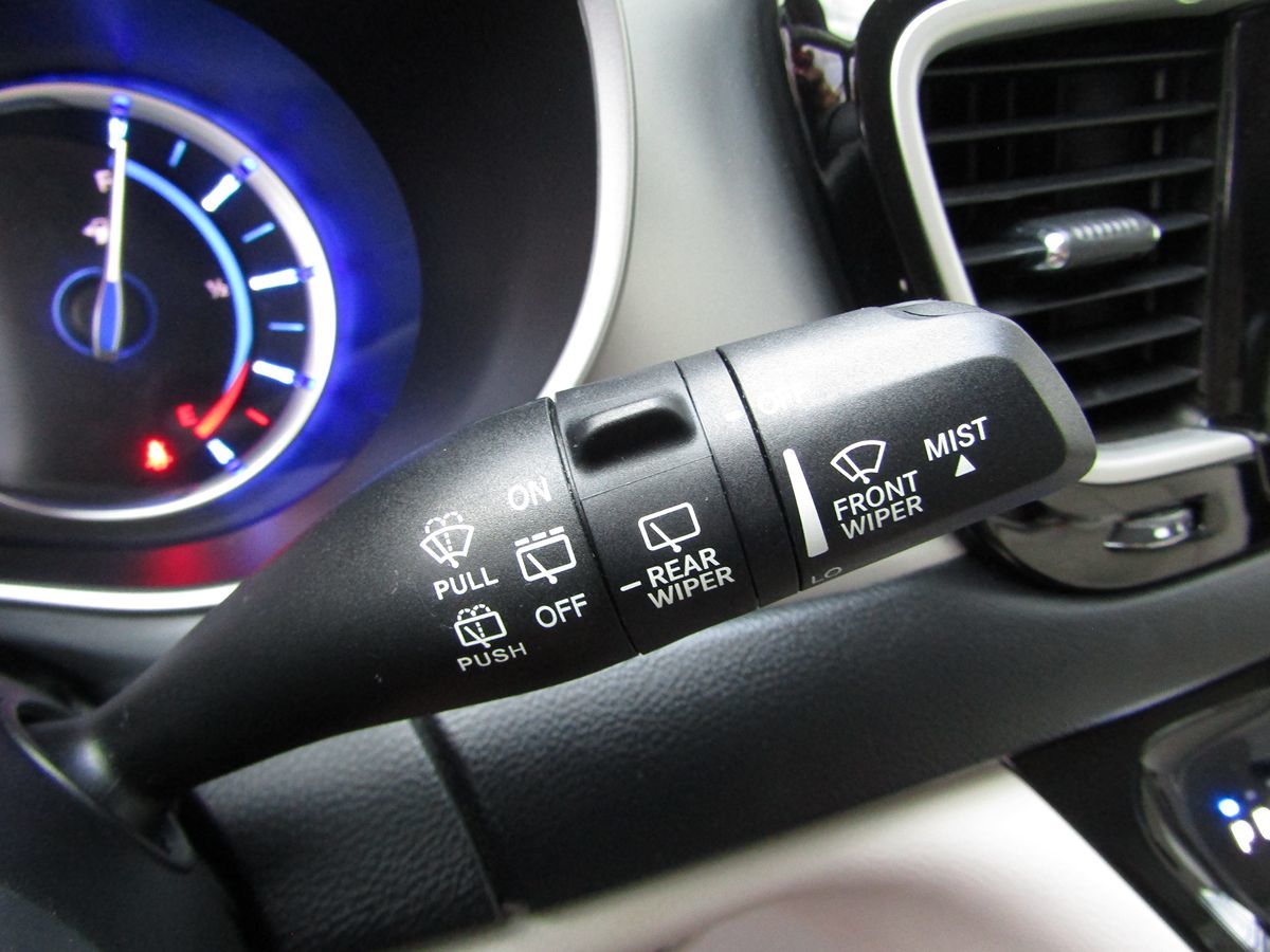 2017 Chrysler Pacifica Hybrid Touring Plus photo 12