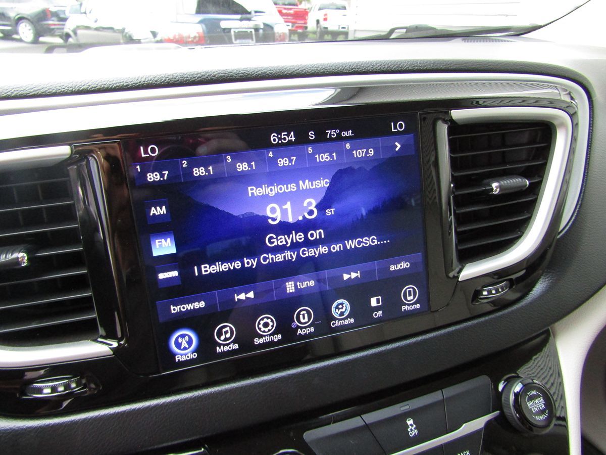 2017 Chrysler Pacifica Hybrid Touring Plus photo 13