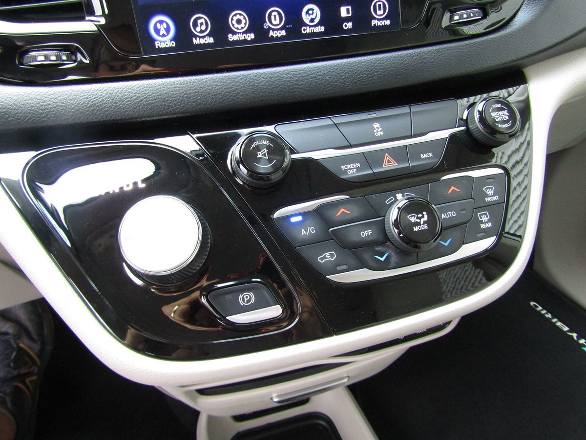 2017 Chrysler Pacifica Hybrid Touring Plus photo 15
