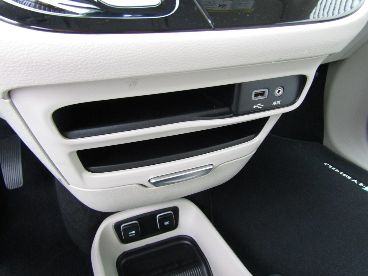 2017 Chrysler Pacifica Hybrid Touring Plus photo 16