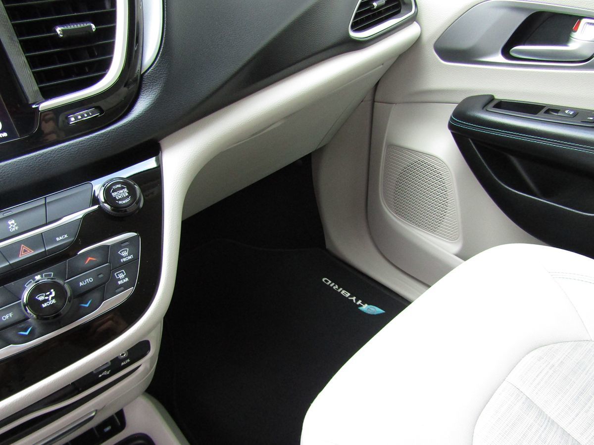 2017 Chrysler Pacifica Hybrid Touring Plus photo 21