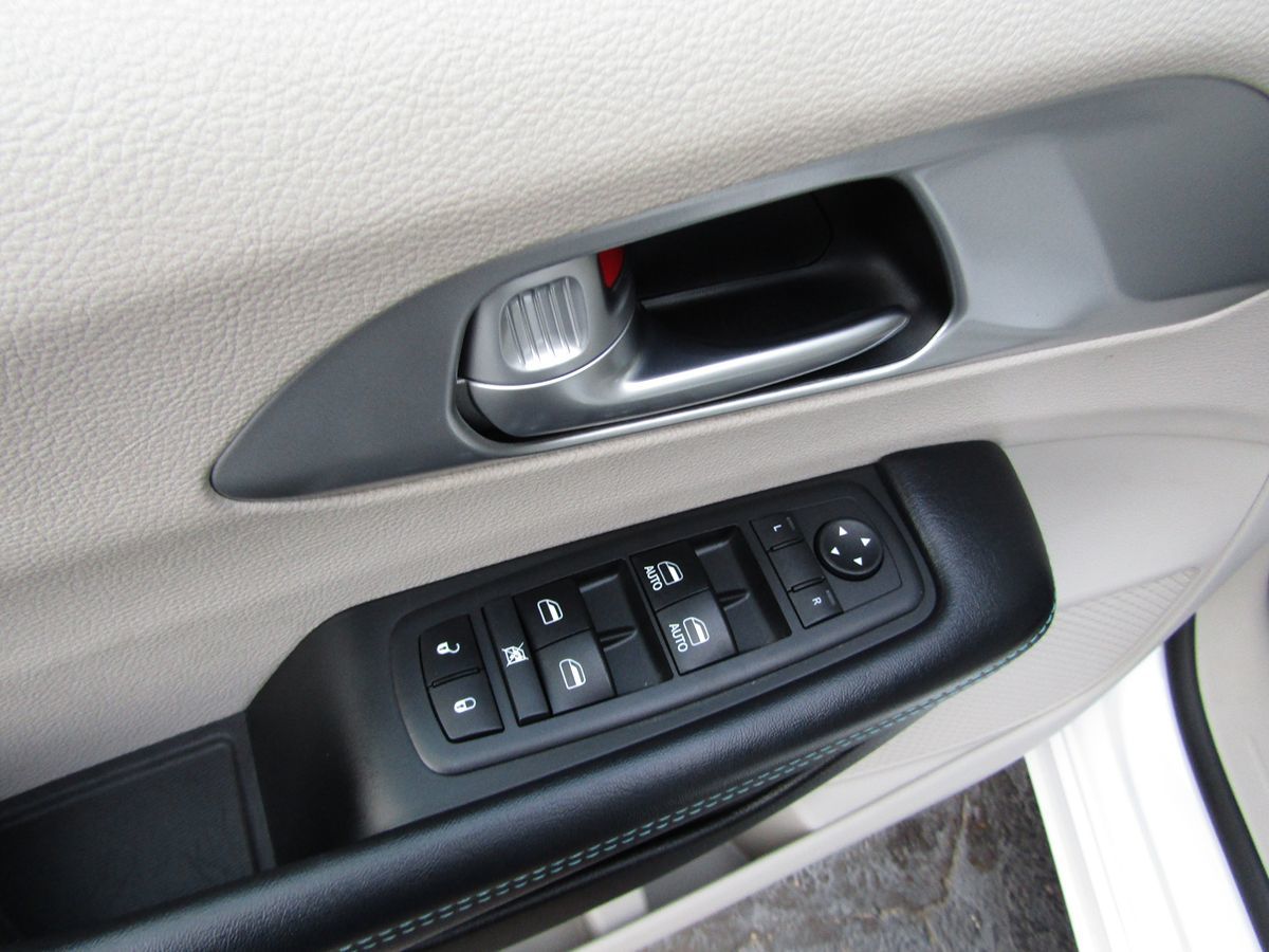 2017 Chrysler Pacifica Hybrid Touring Plus photo 22