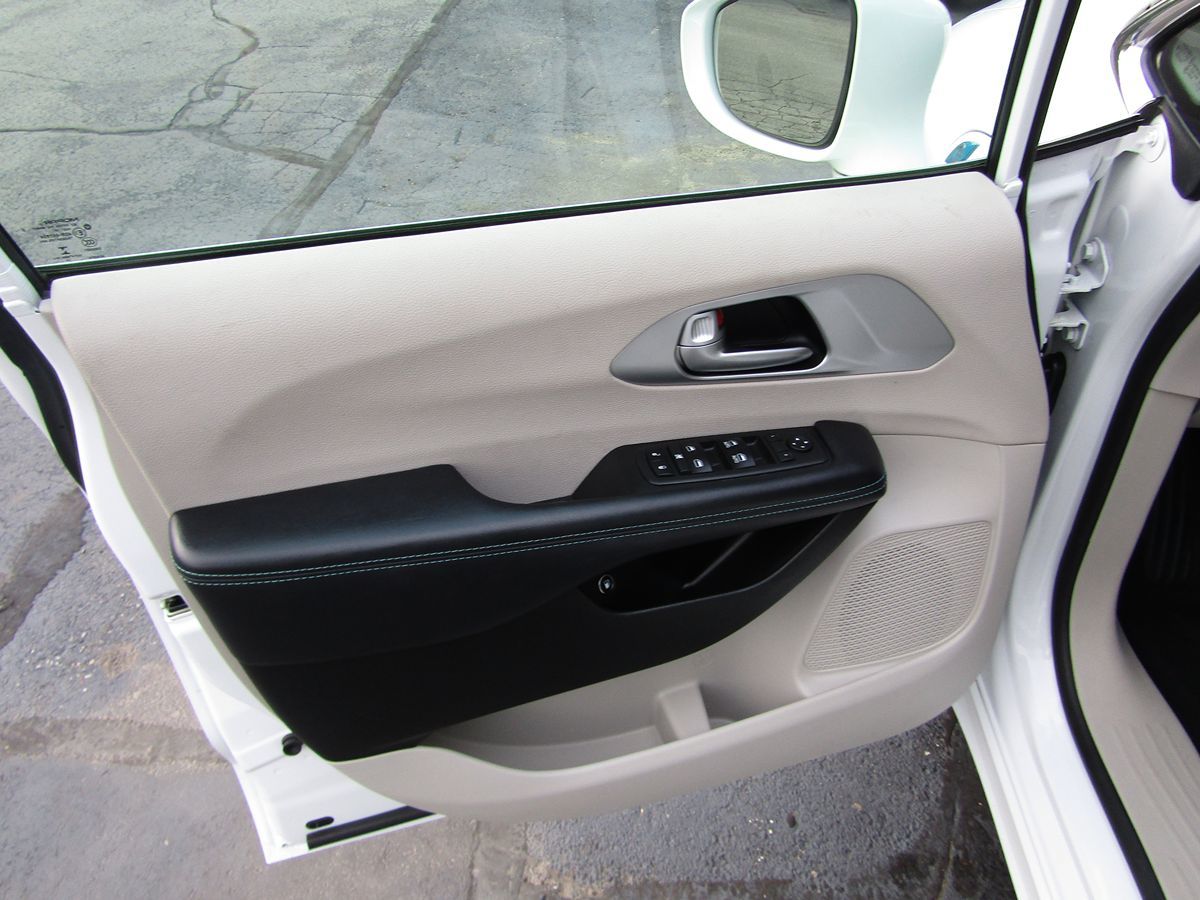 2017 Chrysler Pacifica Hybrid Touring Plus photo 23