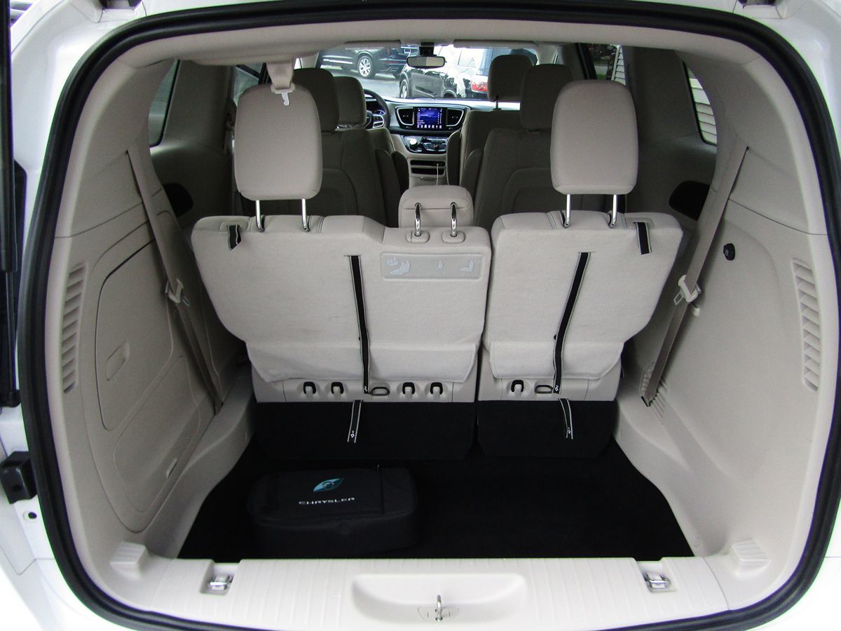 2017 Chrysler Pacifica Hybrid Touring Plus photo 24