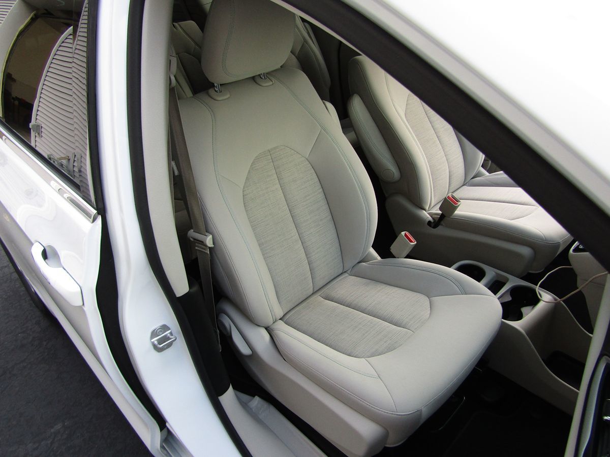 2017 Chrysler Pacifica Hybrid Touring Plus photo 26