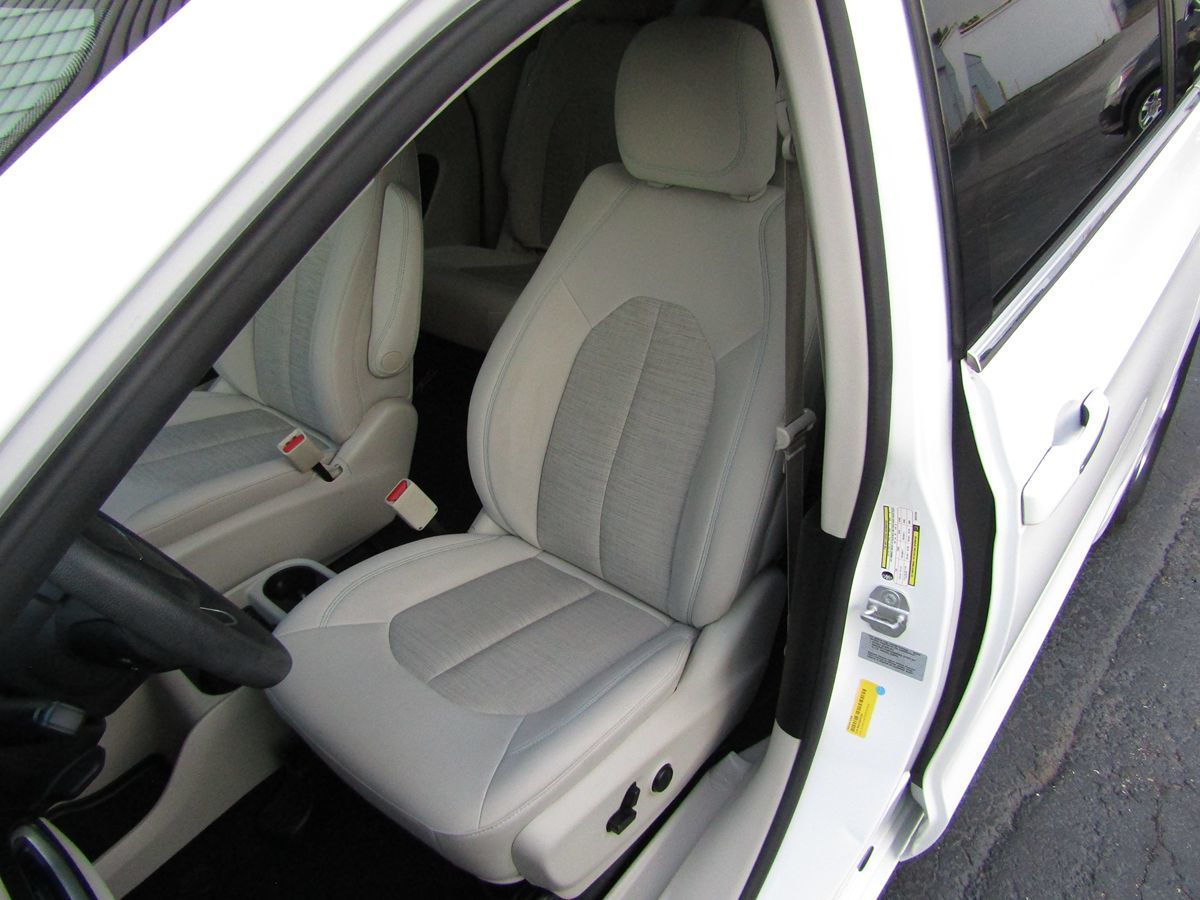 2017 Chrysler Pacifica Hybrid Touring Plus photo 25
