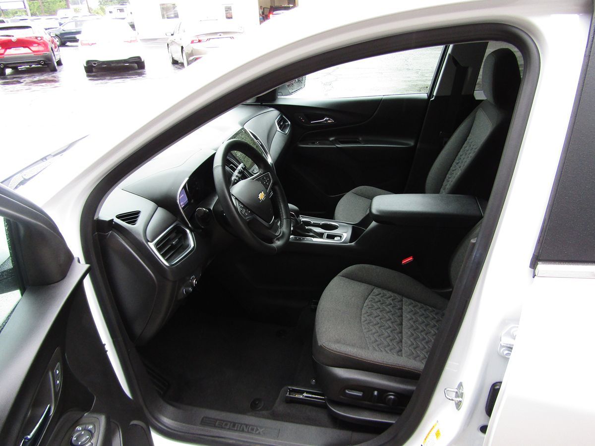 2023 Chevrolet Equinox LT photo 3