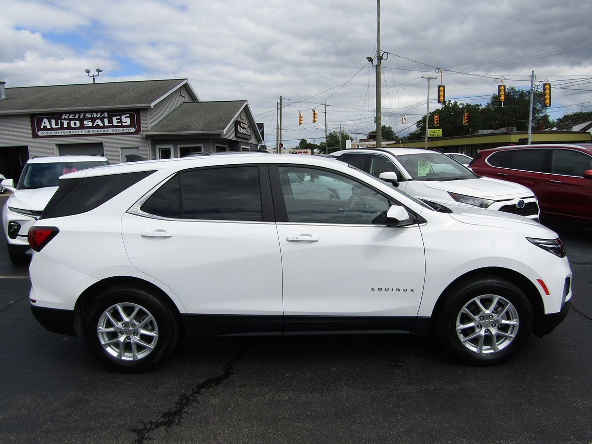 2023 Chevrolet Equinox LT photo 2