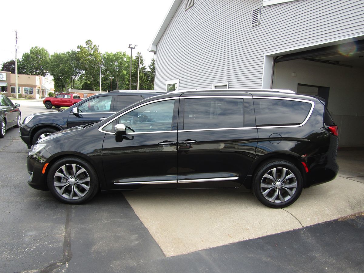 2020 Chrysler Pacifica Limited 35th Anniversary photo 2