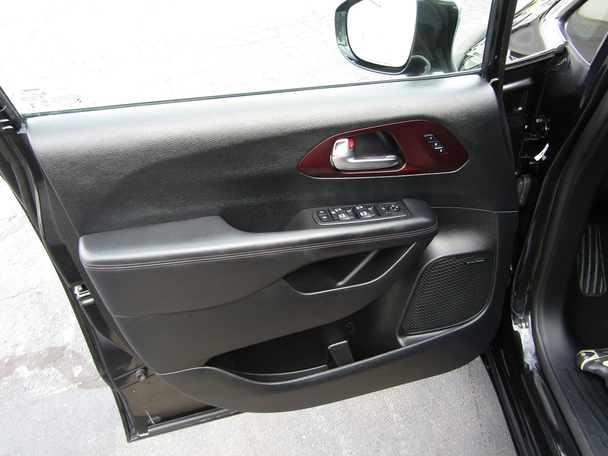 2020 Chrysler Pacifica Limited 35th Anniversary photo 27