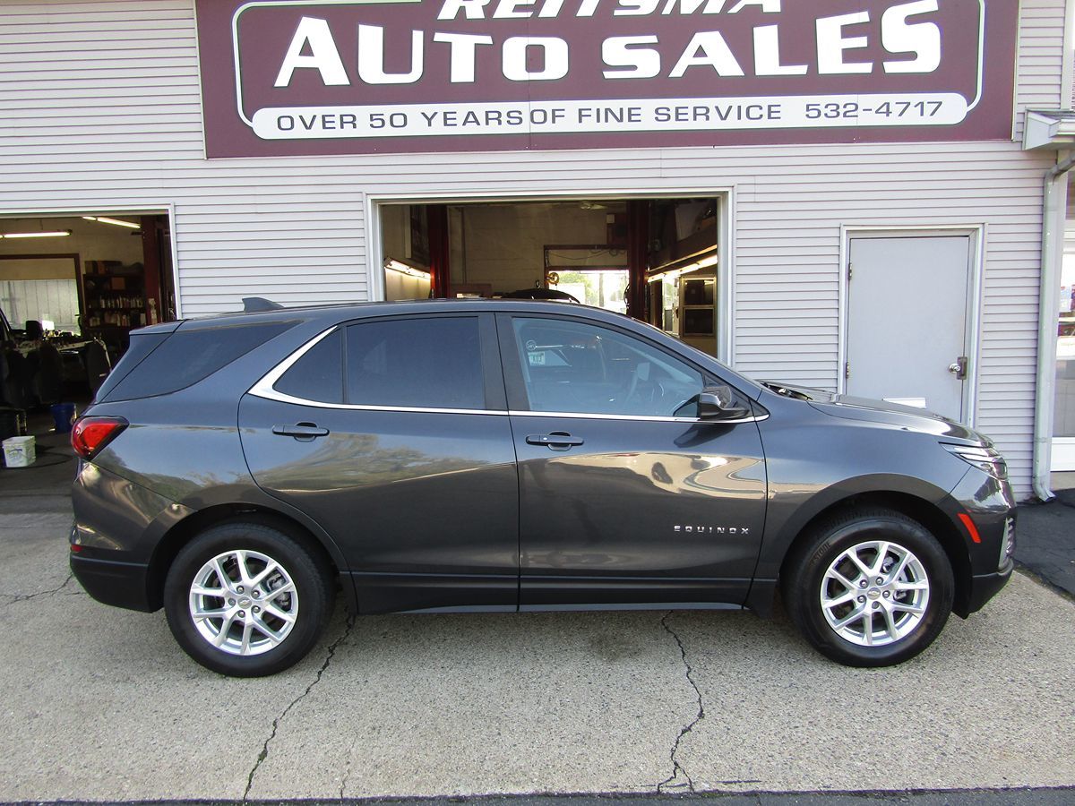 2023 Chevrolet Equinox LT photo 2