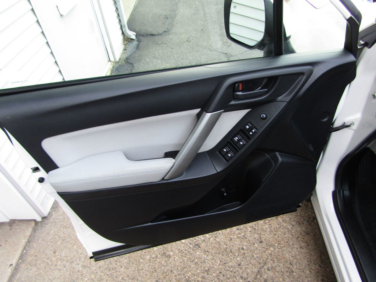 2014 Subaru Forester 2.5i Premium photo 24