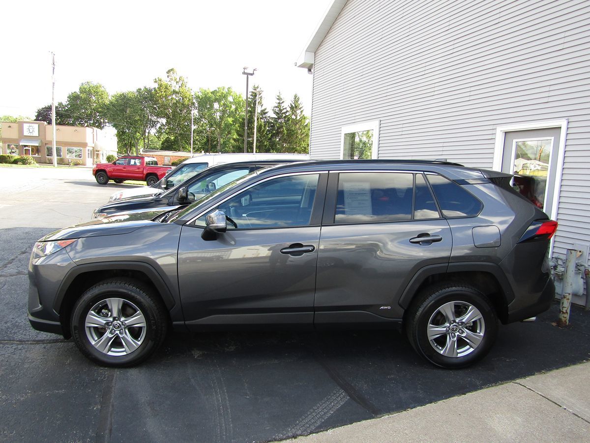 2022 Toyota RAV4 Hybrid LE photo 2