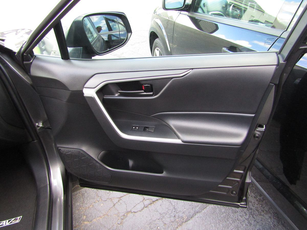 2022 Toyota RAV4 Hybrid LE photo 25