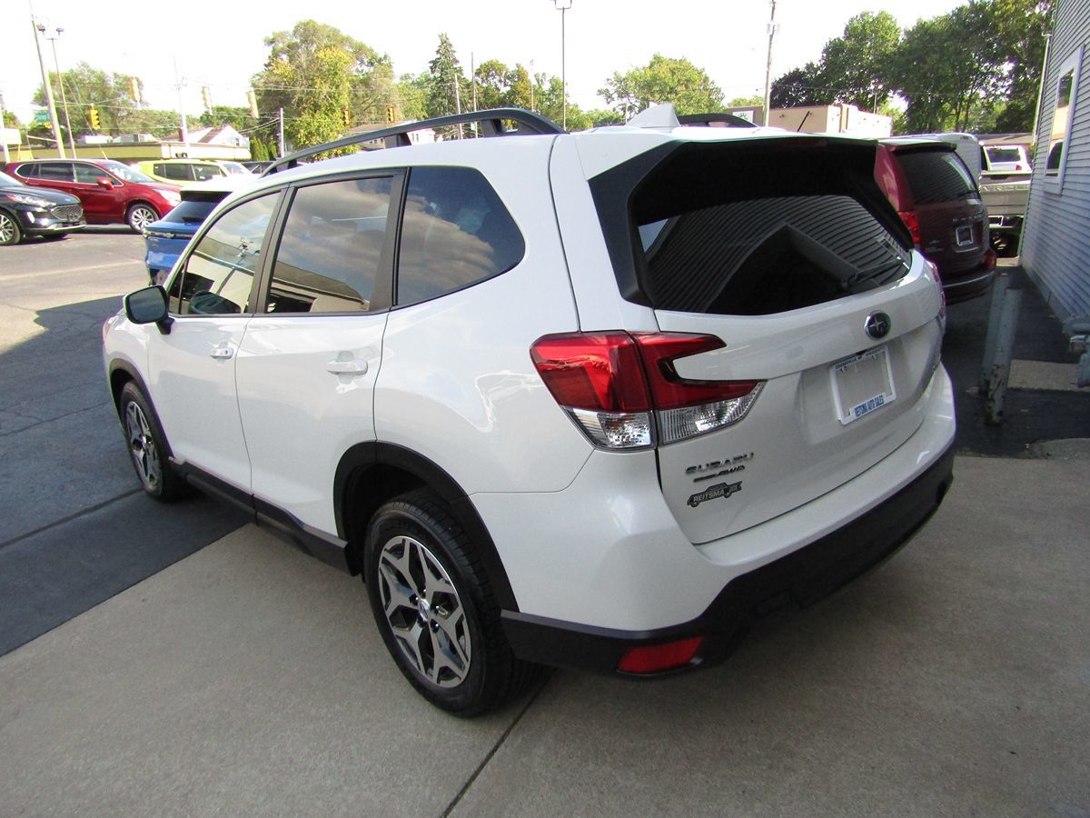 2022 Subaru Forester Premium photo 3