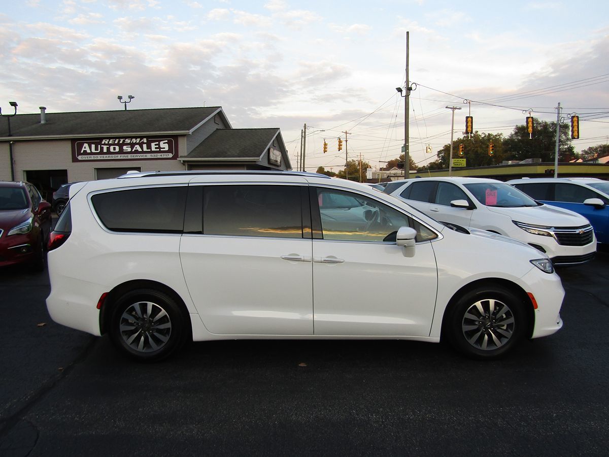 2021 Chrysler Pacifica Hybrid Touring L photo 2