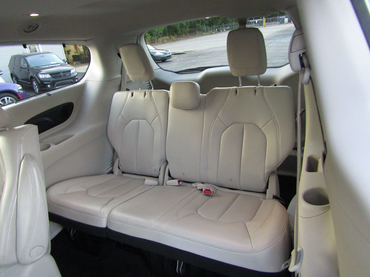2021 Chrysler Pacifica Hybrid Touring L photo 6