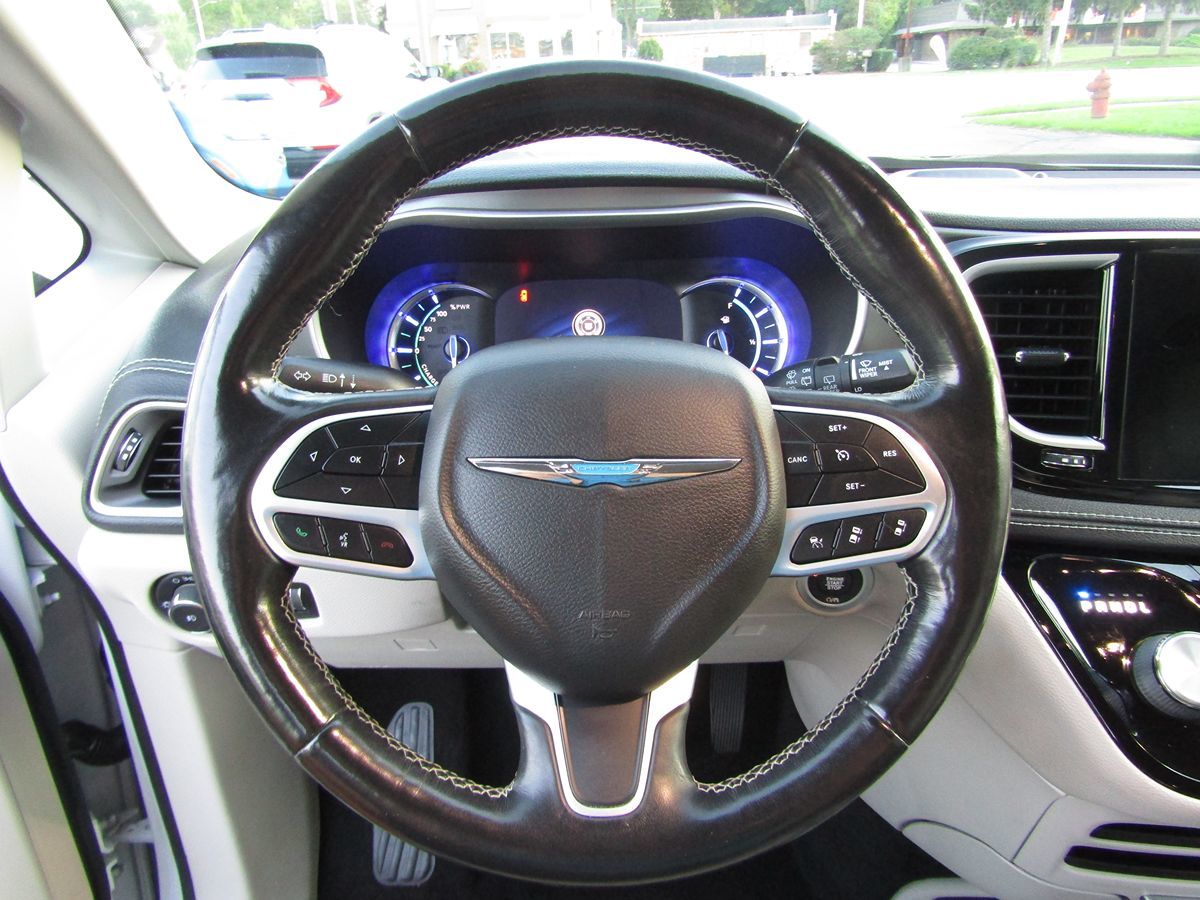 2021 Chrysler Pacifica Hybrid Touring L photo 7