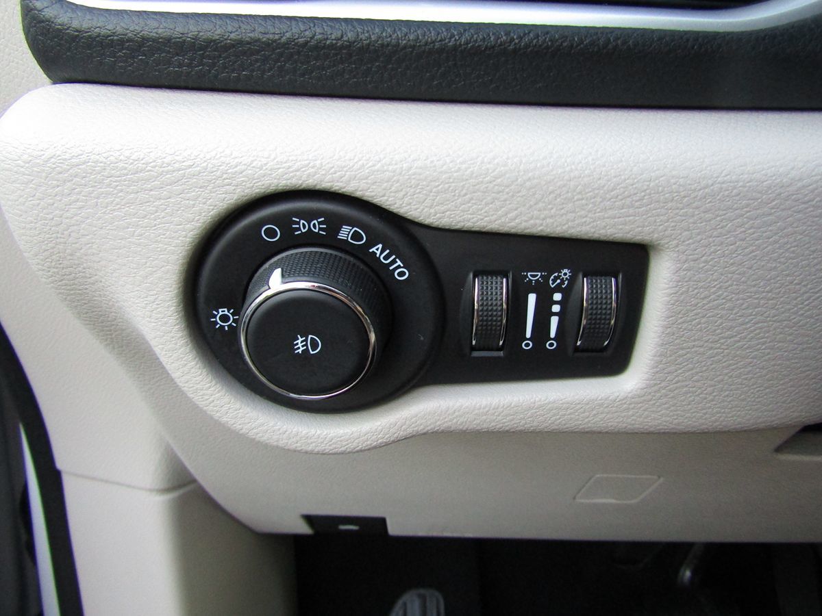 2021 Chrysler Pacifica Hybrid Touring L photo 12